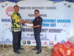 Dr. H. Andi Surya Salurkan Beasiswa Kepada Awak Media Melalui FPII Lampung