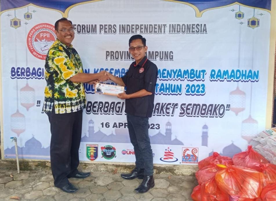 Dr. H. Andi Surya Salurkan Beasiswa Kepada Awak Media Melalui FPII Lampung