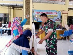 Dukung Zero Stunting Babinsa Koramil Dlanggu & Pos Ramil Mojoanyar Aktif Pantau Layanan Posyandu