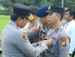 Kapolda Jatim Beri Penghargaan Kepada 14 Personel Polresta Malang Kota