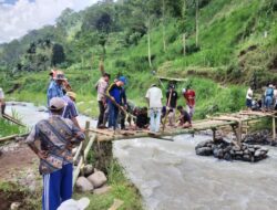 Salut, Sinergitas TNI Polri Situbondo Bantu Warga Perbaiki Jembatan Rusak Akibat Banjir
