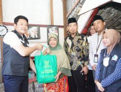 Tilik Warga, Wabup Subandi Bedah Rumah Marsiatin warga Desa Janti, Waru