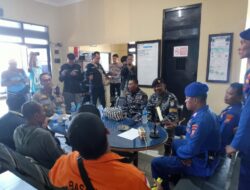 Polres Sumenep Bersama TNI AL dan Basarnas Berhasil Evakuasi 2 ABK Makmur Jaya di Perairan Pulau Giliraja