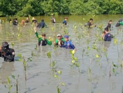 Peringati Hari Bumi Sedunia, Polres Gresik Tanam Pohon Mangrove di Kali Mireng