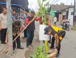 Bupati Gus Muhdlor Perintahkan Dinas PU Bina Marga SDA Bersihkan Pohon Pisang dan Segera Perbaiki Jalan Rusak Desa Jumput Rejo Sukodono