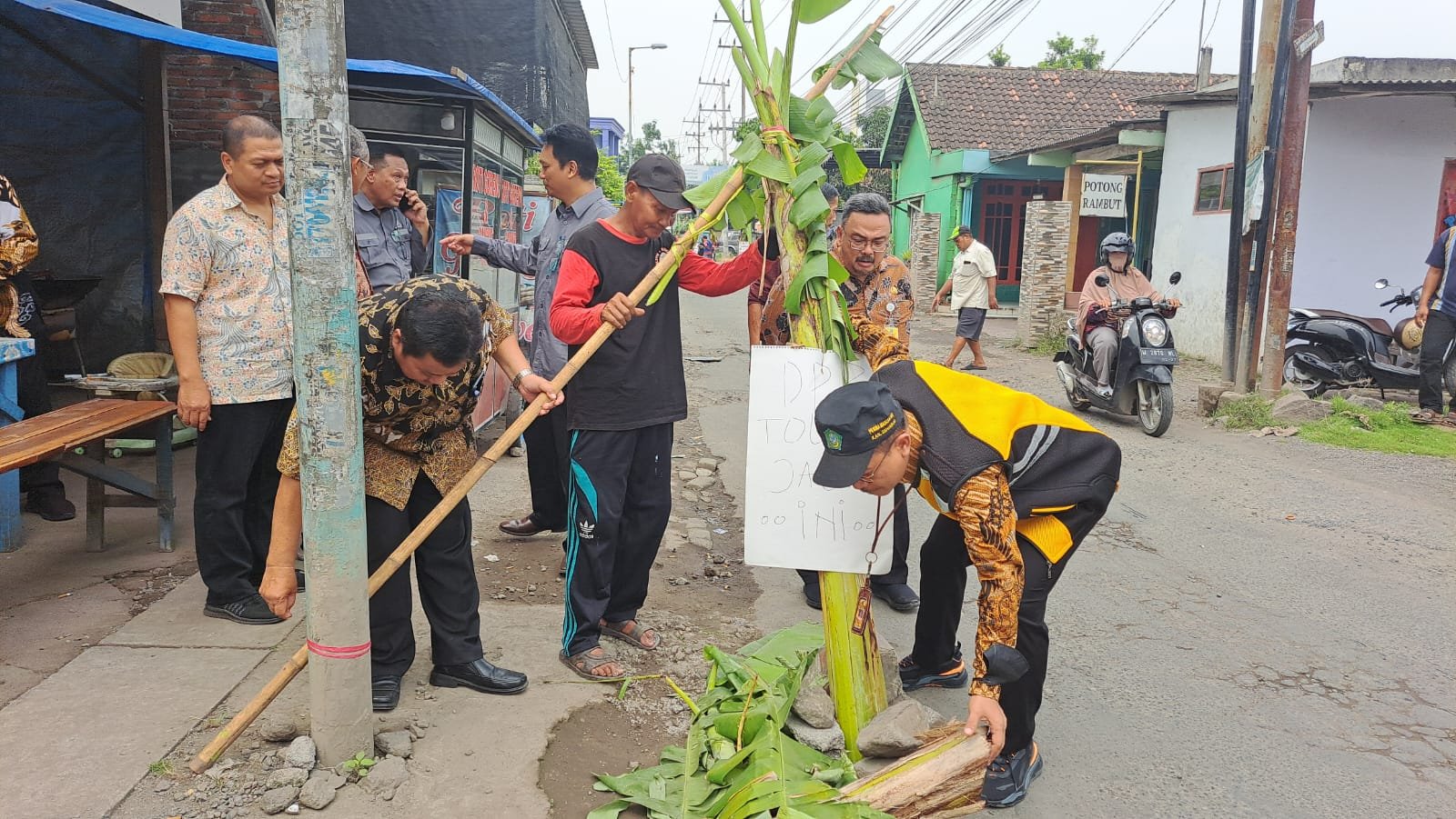Bupati Gus Muhdlor Perintahkan Dinas PU Bina Marga SDA Bersihkan Pohon Pisang dan Segera Perbaiki Jalan Rusak Desa Jumput Rejo Sukodono