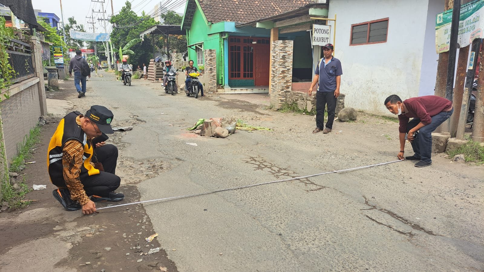 Bupati Gus Muhdlor Perintahkan Dinas PU Bina Marga SDA Bersihkan Pohon Pisang dan Segera Perbaiki Jalan Rusak Desa Jumput Rejo Sukodono