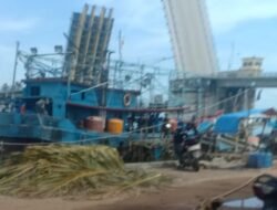 Kapal Compreng Diduga Milik PT Bisa Mengisi Belasan Ton Minyak Subsidi BBM Solar di SPBN Ketapang