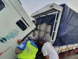 Salut, Anggota PJR Polda Jatim Jadi Montir Dadakan Saat Lihat Truk Mogok di Tol