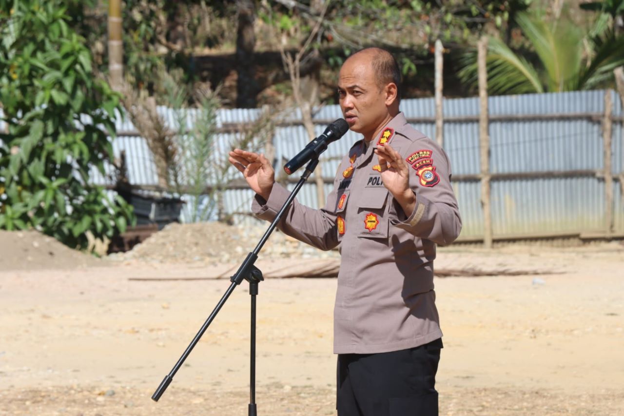 Dimotori Kapolres Aceh Timur, TNI - Polri dan Warga Gotong Royong Bersama di Dayah Abu Keude Dua