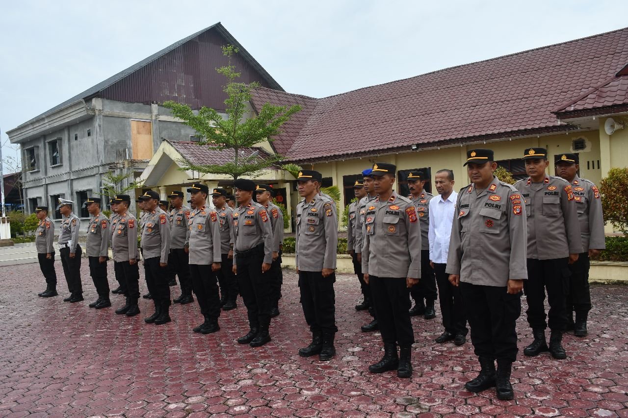 Bentuk Apresiasi, Kapolres Aceh Timur Beri Penghargaan Pada Anggota Berprestasi