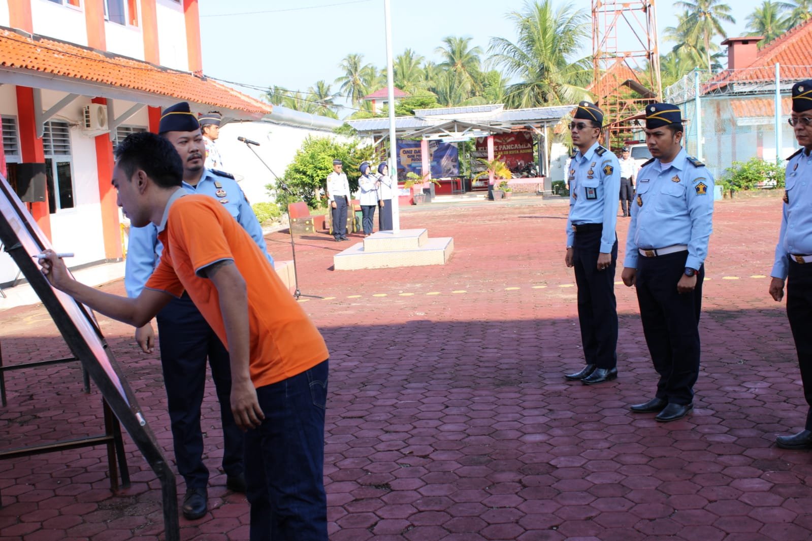 Komitmen ZERO HALINAR, Kalapas Kotaagung Tanda Tangani Komitmen Bersama Seluruh Pegawai dan Warga Binaan