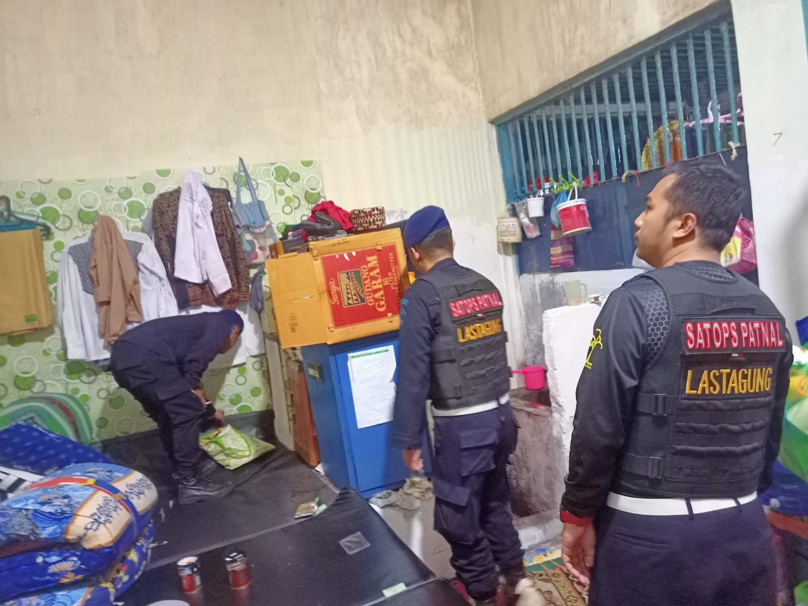 Wujud Komitmen ZERO HALINAR, Kalapas Kotaagung Dan Jajaran Satopspatnal Gelar Razia Kamar Hunian WBP di Malam Hari