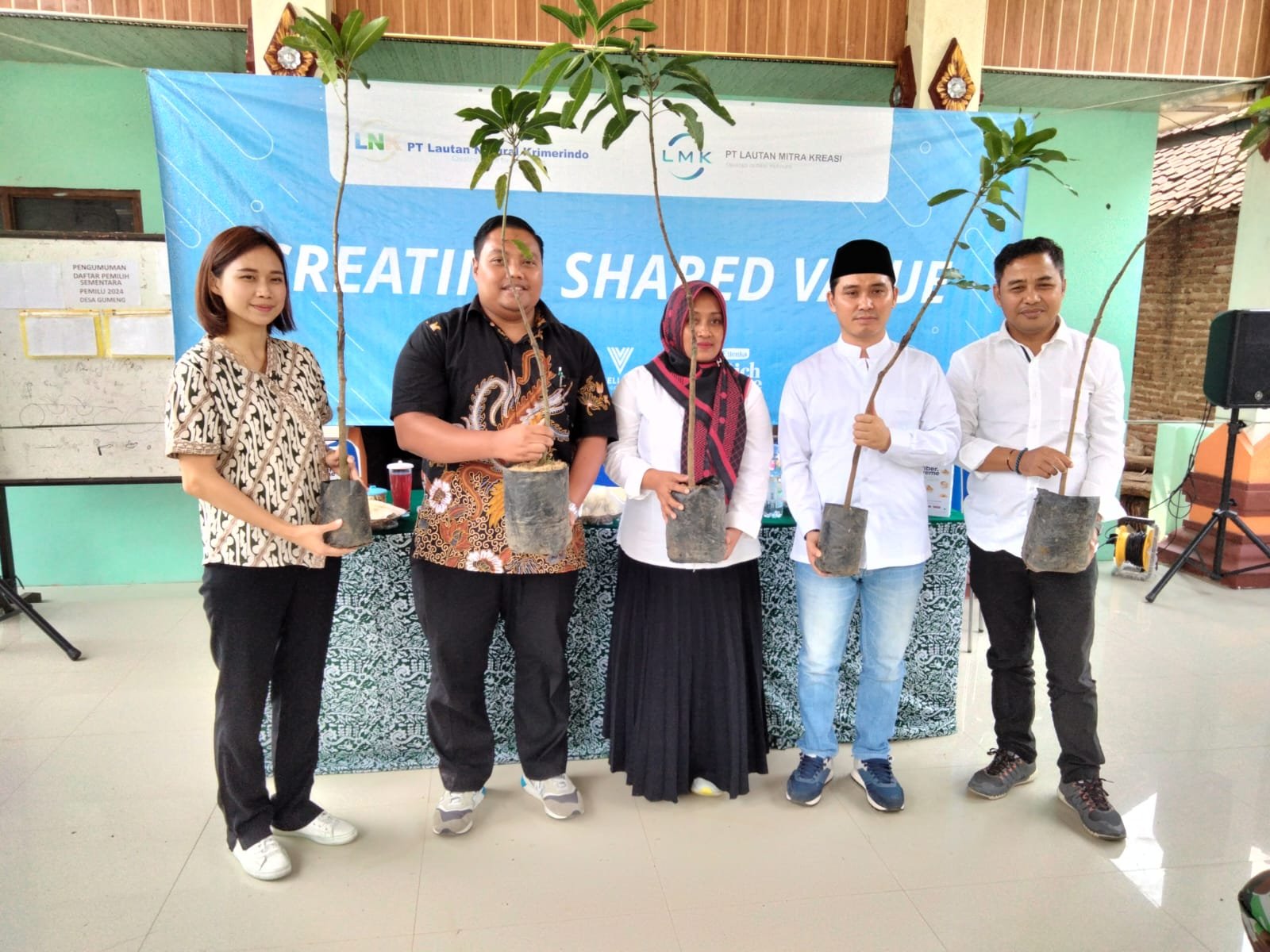 Tingkatkan Ekonomi Warga Mojokerto, PT LNK Tanam 200 Pohon Mangga