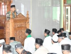 Satgas TMMD Ke-116 Kodim 0815/Mojokerto Bareng Warga Tunaikan Shalat Jum’at