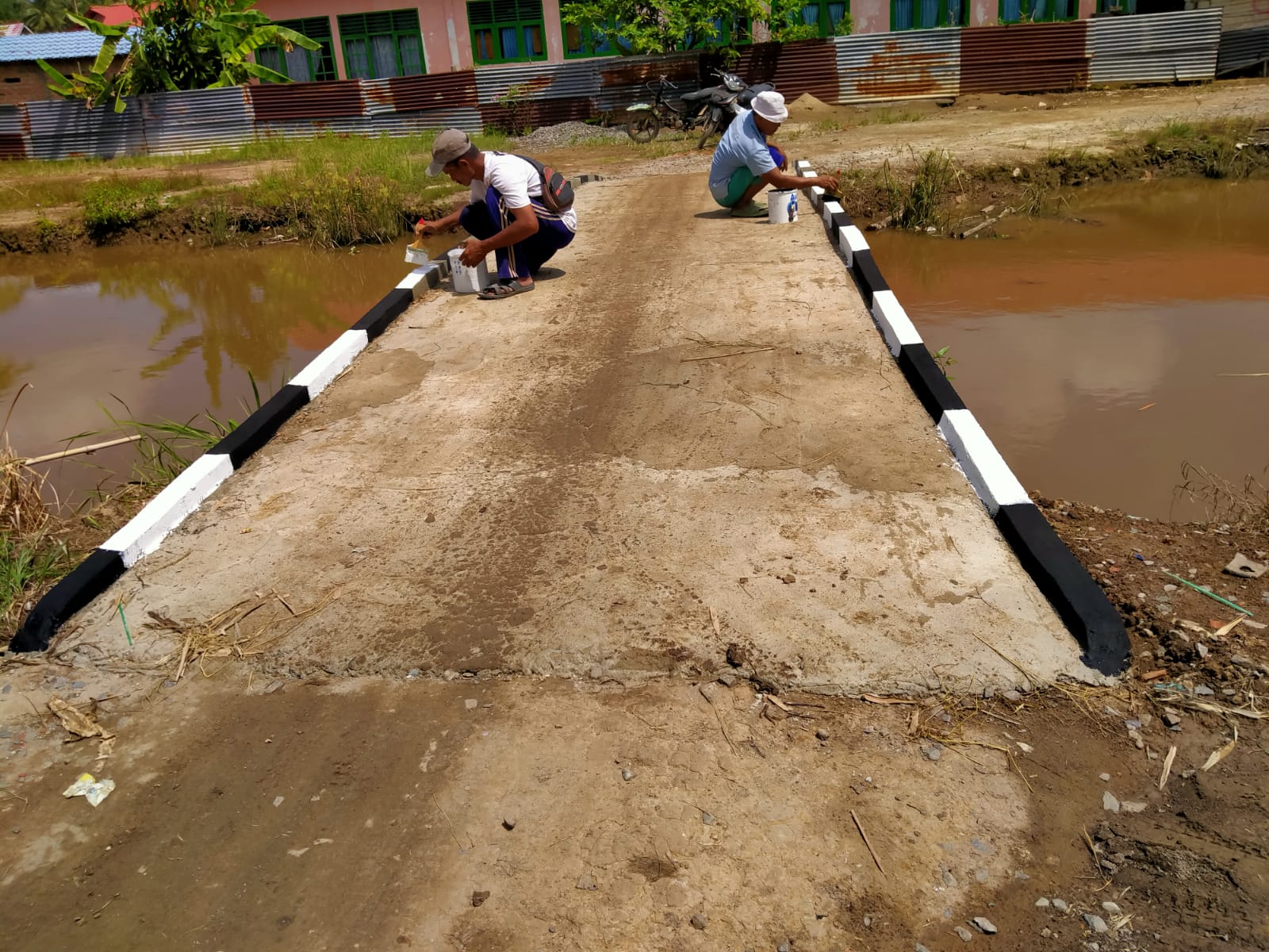 Manfaatkan Dana Desa, Pemdes Marga Rahayu Kecamatan Muara Telang Rehab Jembatan