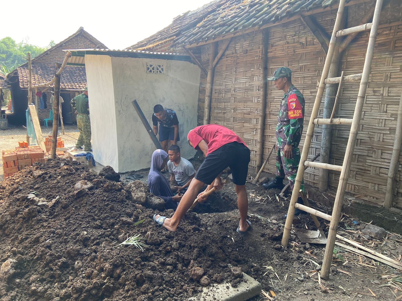 Tingkatkan Kualitas Kesehatan Masyarakat, Satgas TMMD Ke-116 Kodim 0815/Mojokerto Bangun 16 Unit Jamban Sehat