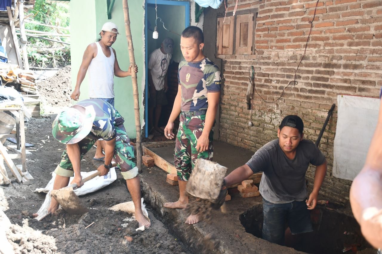 Tingkatkan Kualitas Kesehatan Masyarakat, Satgas TMMD Ke-116 Kodim 0815/Mojokerto Bangun 16 Unit Jamban Sehat