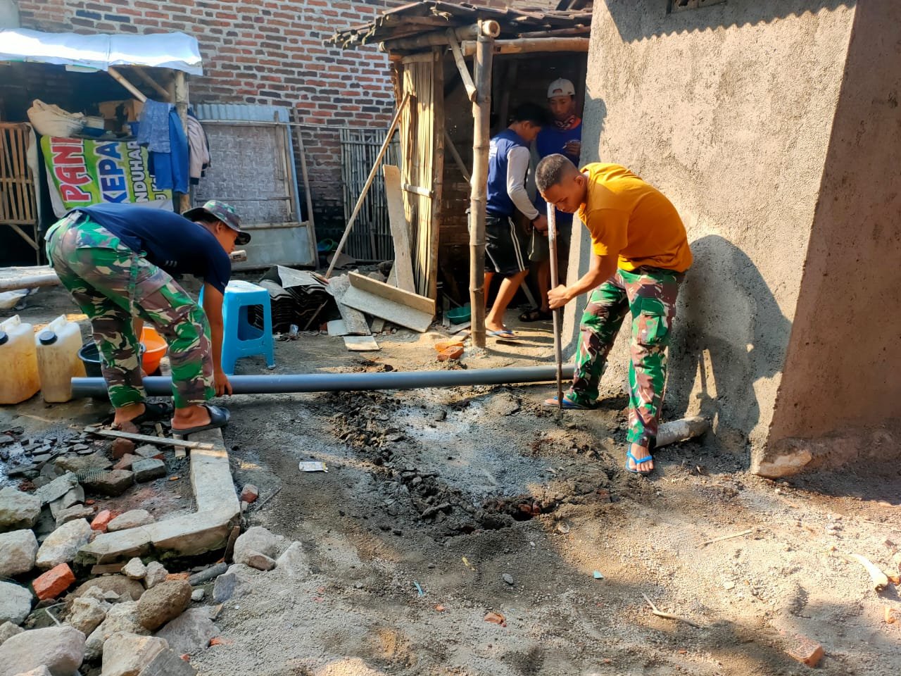 Tingkatkan Kualitas Kesehatan Masyarakat, Satgas TMMD Ke-116 Kodim 0815/Mojokerto Bangun 16 Unit Jamban Sehat