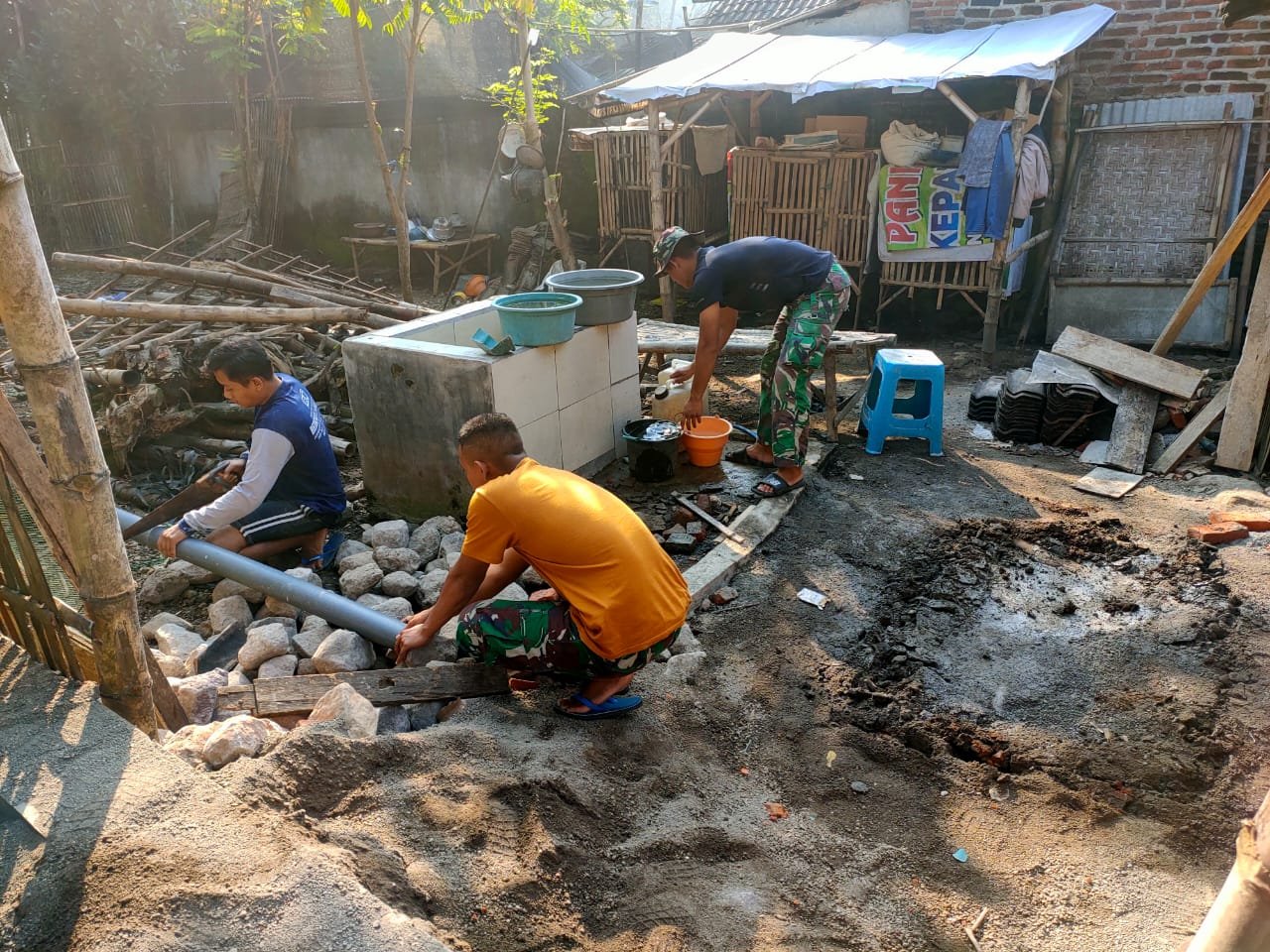 Tingkatkan Kualitas Kesehatan Masyarakat, Satgas TMMD Ke-116 Kodim 0815/Mojokerto Bangun 16 Unit Jamban Sehat