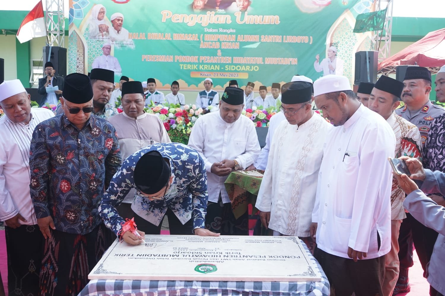 Gus Muhdlor Resmikan Ponpes Hidayatul Mubtadi'in Terik Krian