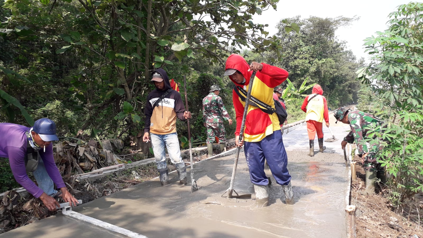 Satgas TMMD Ke-116 Kodim 0815 Mojokerto, Kebut Pengecoran Jalan Usaha Tani Dusun Kamotan Wetan