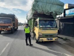 Satlantas Polres Aceh Timur Secara Humanis Tegur Pengemudi Mobil yang Melebihi Kapasitas