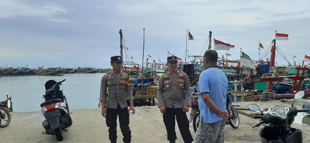 Polisi RW di Tuban Sambang Nelayan, Beri Himbauan Warga Pesisir Waspadai Kondisi Cuaca