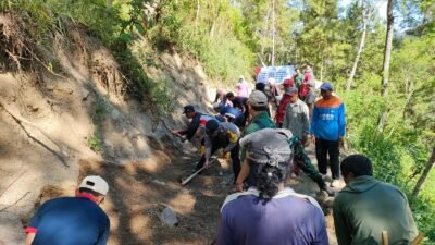 Kompak Polisi Bersama TNI Bantu Warga Buka Jalan Baru di Pacitan