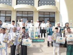 Bersama Wabup Hairan , Bupati Sholat Idul Fitri di Masjid Syeikh Utsman Kuala Tungkal