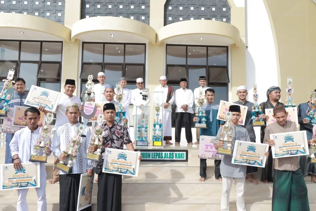 Bersama Wabup Hairan , Bupati Sholat Idul Fitri di Masjid Syeikh Utsman Kuala Tungkal