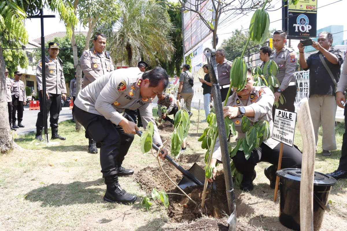 Kunjungi Polres Situbondo, Kapolda Jatim Tanam Pohon Pule dan Santuni Anak Yatim