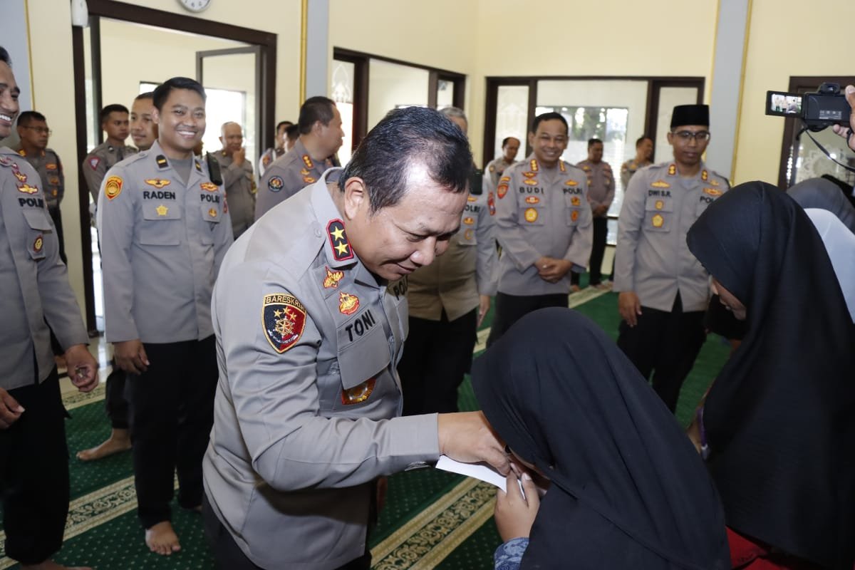 Kunjungi Polres Situbondo, Kapolda Jatim Tanam Pohon Pule dan Santuni Anak Yatim
