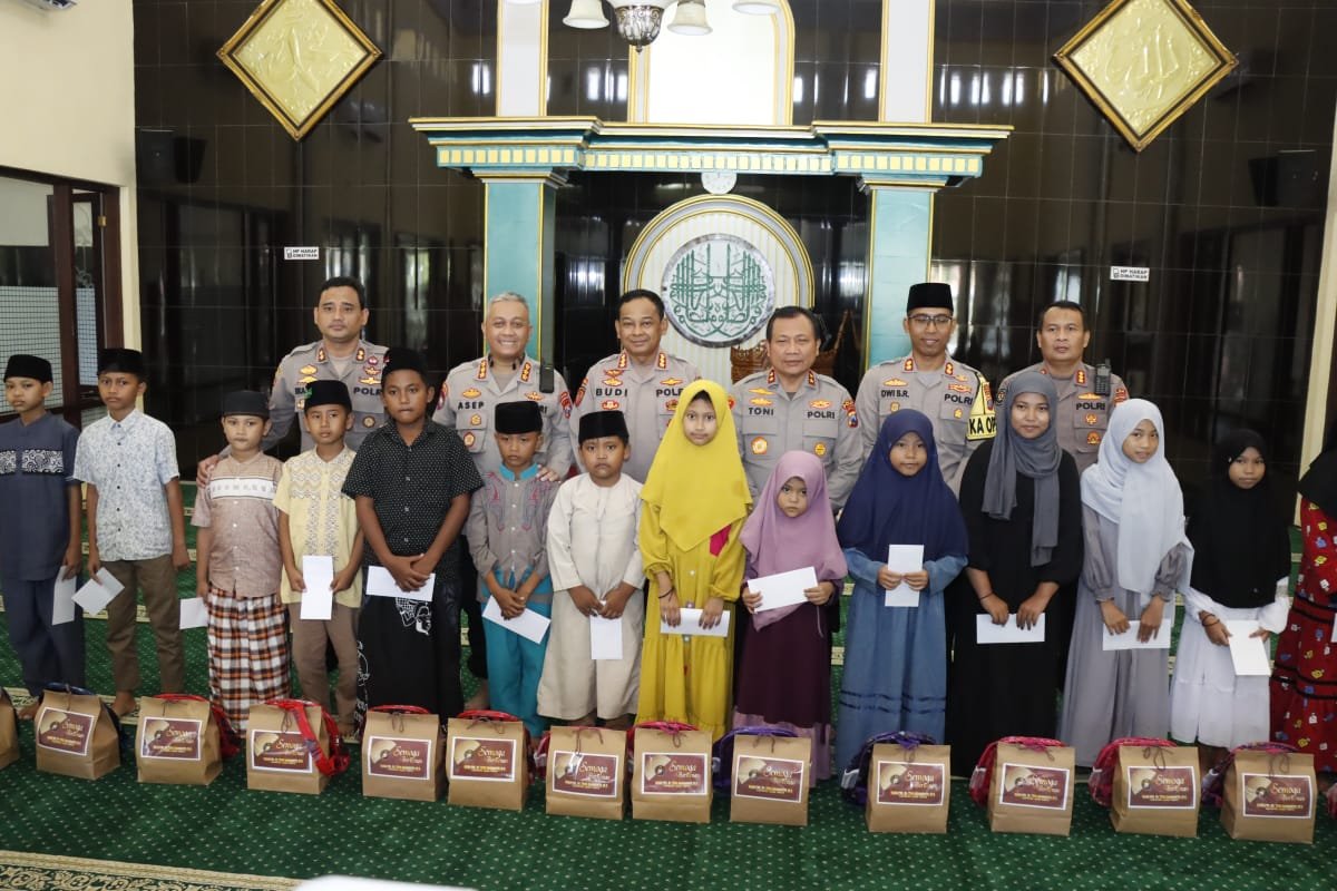 Kunjungi Polres Situbondo, Kapolda Jatim Tanam Pohon Pule dan Santuni Anak Yatim