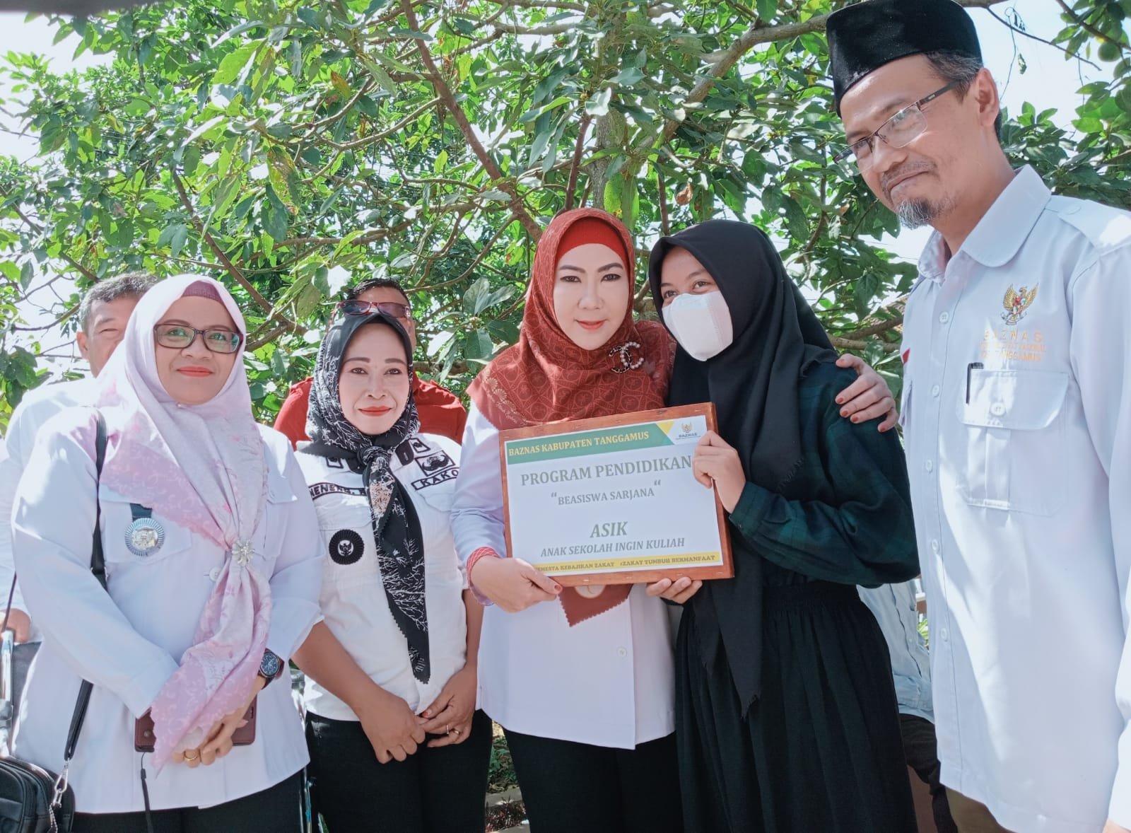 Kembali Neneng Rohani Salurkan Bantuan  Tongkat Alkes Kepada Lansia di Pekon Kota Agung