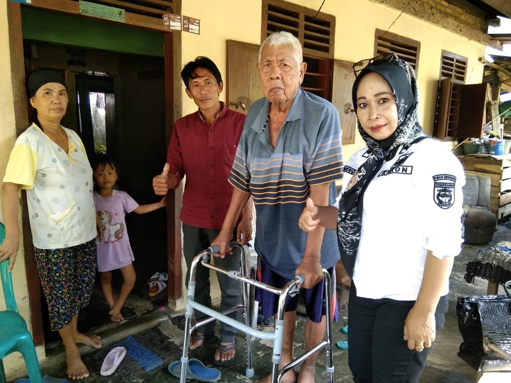 Kembali Neneng Rohani Salurkan Bantuan  Tongkat Alkes Kepada Lansia di Pekon Kota Agung