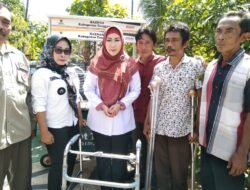 Kembali Neneng Rohani Salurkan Bantuan  Tongkat Alkes Kepada Lansia di Pekon Kota Agung