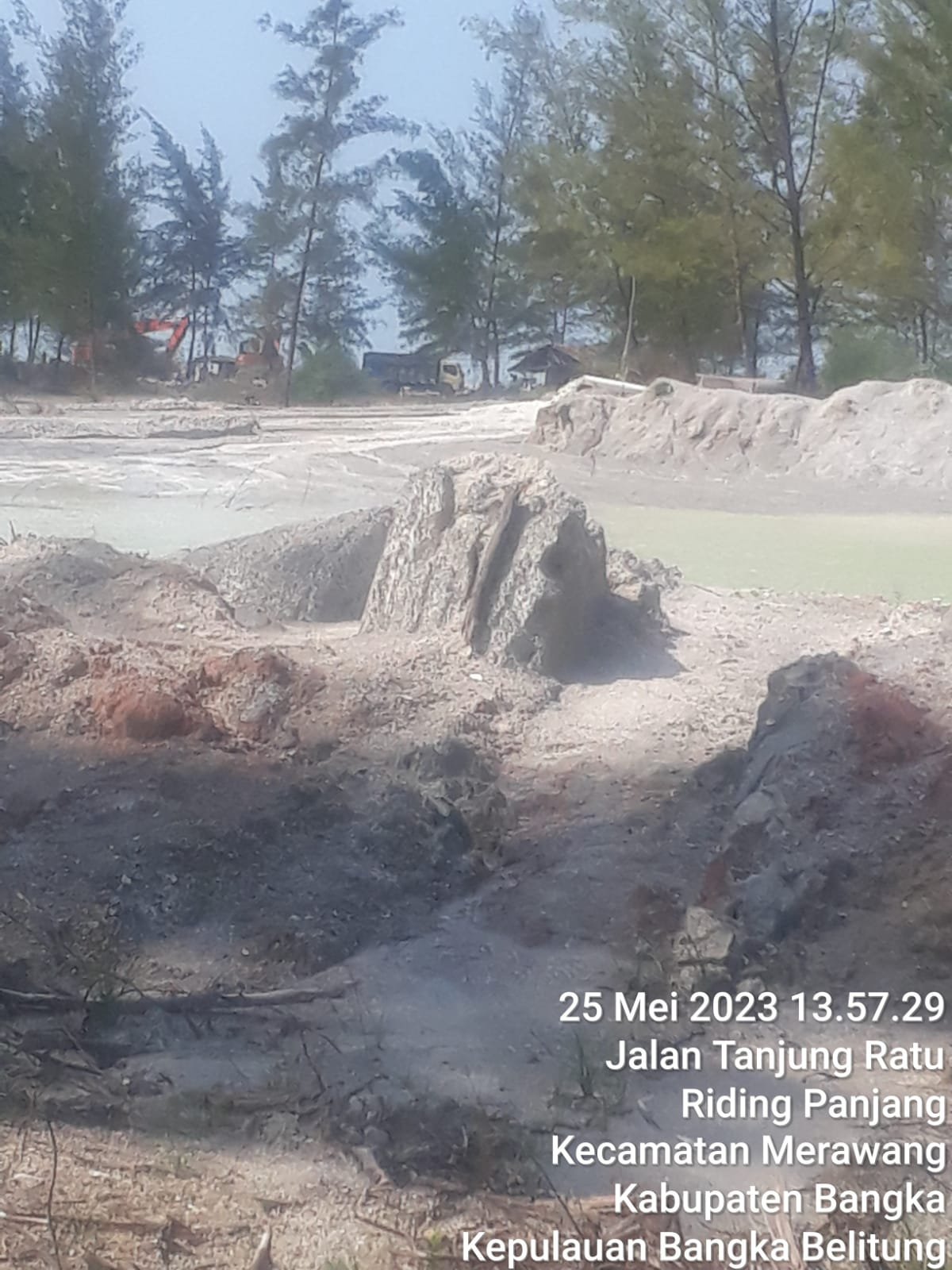 Aktivitas Penambang Timah Menghajar Pesisir Pantai Batu Ampar Riding Panjang
