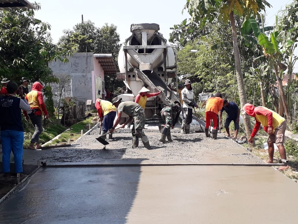 Jalan Lingkungan Dusun Randurancang Mendapat Sentuhan Satgas TMMD Ke-116 Mojokerto