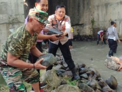 Sinergitas TNI – Polri Peduli Lingkungan Bersihkan Aliran Sungai Bersama Warga