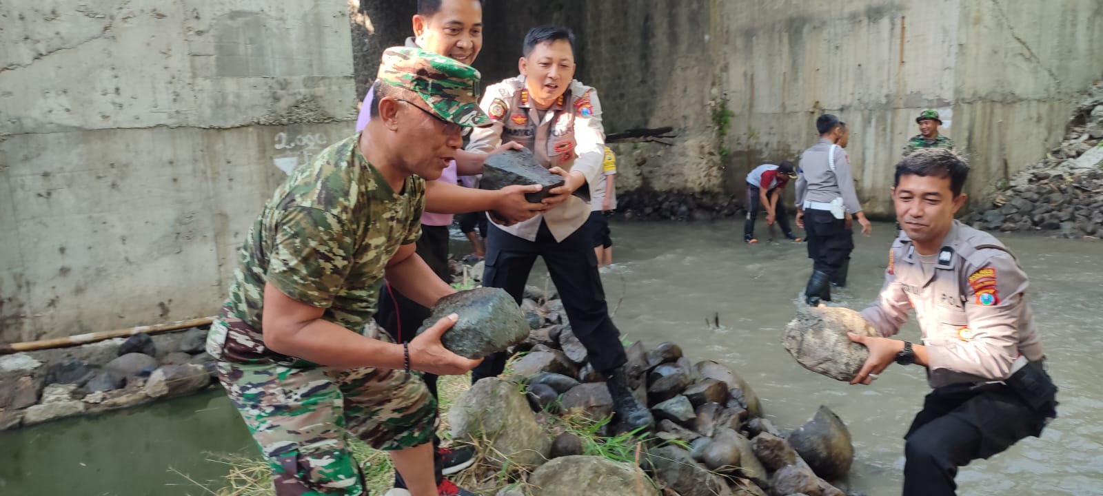 Sinergitas TNI - Polri Peduli Lingkungan Bersihkan Aliran Sungai Bersama Warga