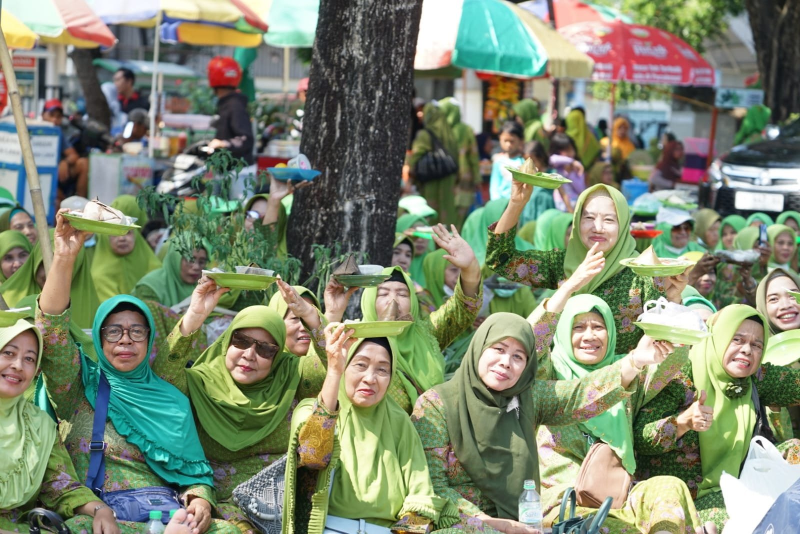 HUT Muslimat NU ke-77 Pecahkan Rekor MURI Makan Kupang Lontong Sidoarjo