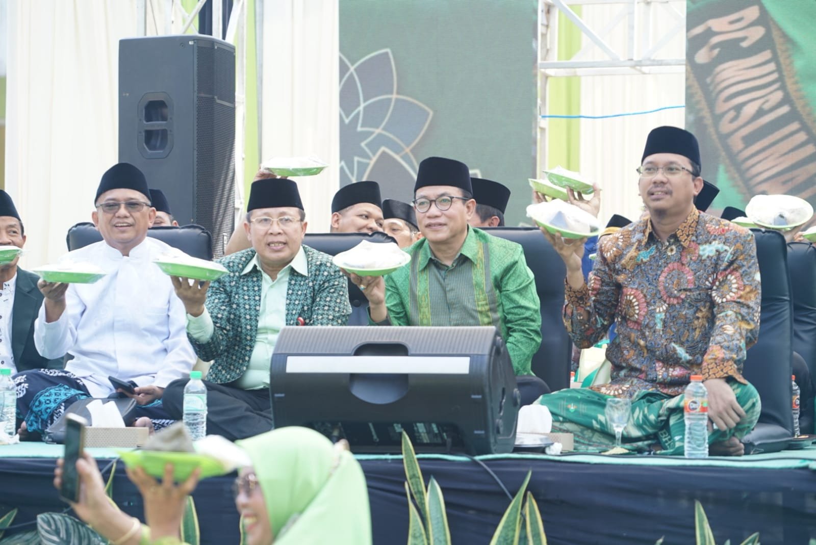 HUT Muslimat NU ke-77 Pecahkan Rekor MURI Makan Kupang Lontong Sidoarjo