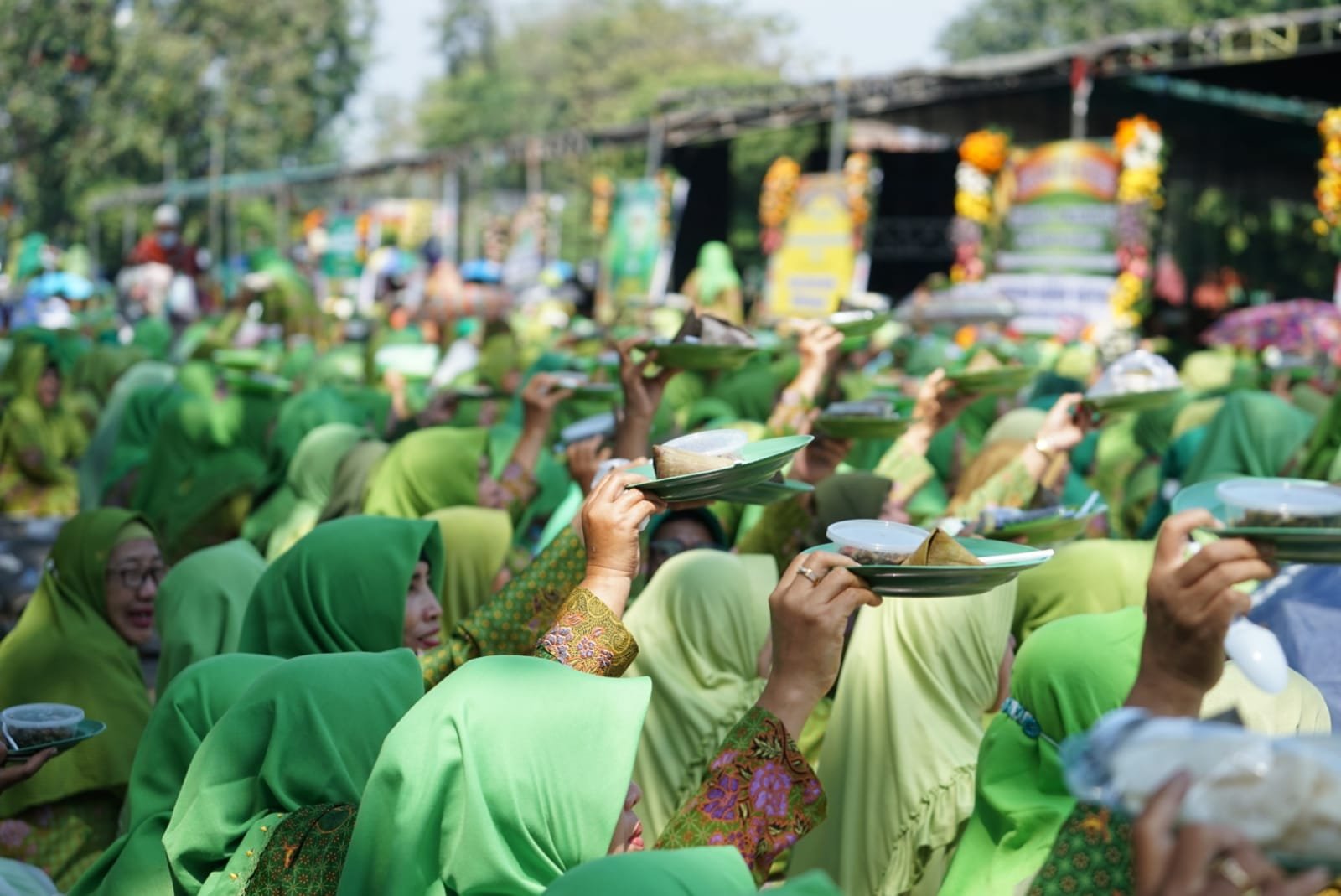 HUT Muslimat NU ke-77 Pecahkan Rekor MURI Makan Kupang Lontong Sidoarjo