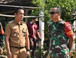 Dansatgas TMMD 116 Mojokerto Pantau Langsung Pemasangan Kubah Mushola Nurul Hidyatulloh
