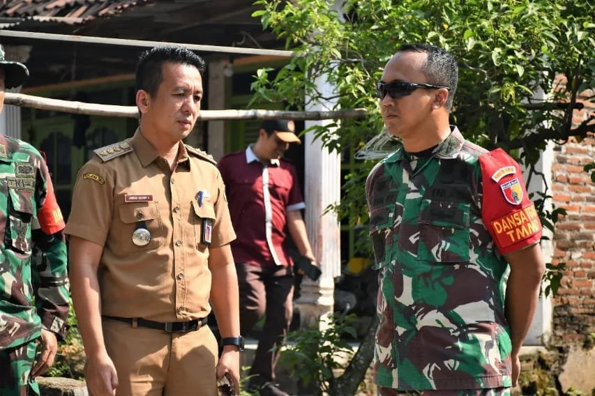 Dansatgas TMMD 116 Mojokerto Pantau Langsung Pemasangan Kubah Mushola Nurul Hidyatulloh