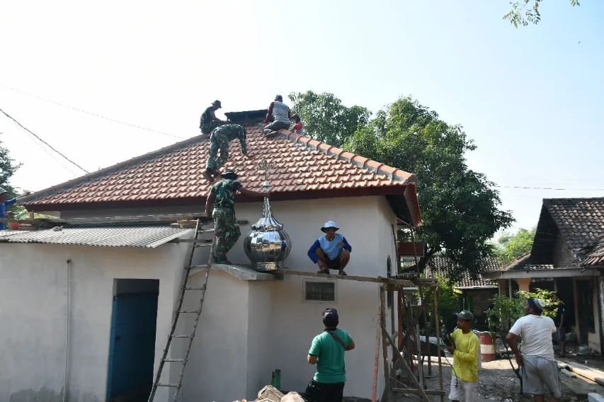 Dansatgas TMMD 116 Mojokerto Pantau Langsung Pemasangan Kubah Mushola Nurul Hidyatulloh