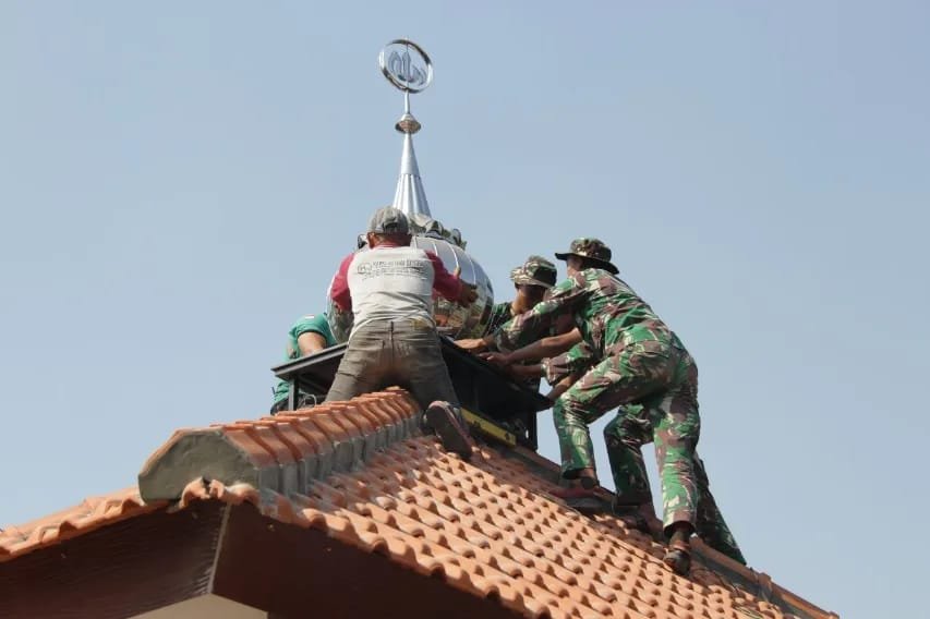 Dansatgas TMMD 116 Mojokerto Pantau Langsung Pemasangan Kubah Mushola Nurul Hidyatulloh