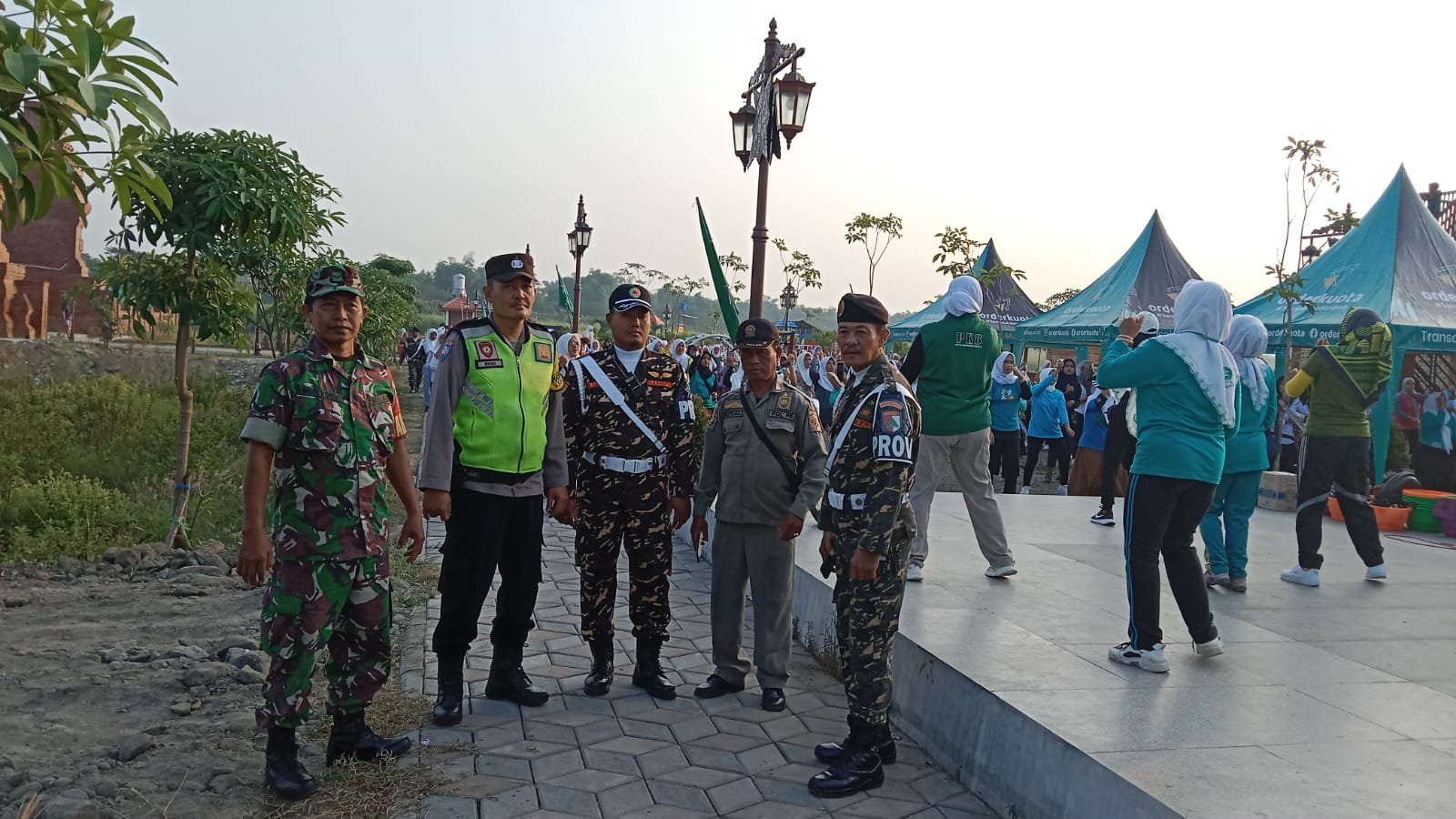 Babinsa Koramil Jetis Bareng Tiga Pilar Amankan Jalan Sehat Harlah Fatayat NU