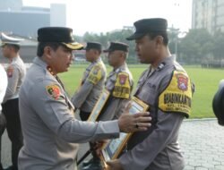 Kapolda Jatim Beri Penghargaan Kepada 59 Personel Polda dan Polres Yang Berprestasi